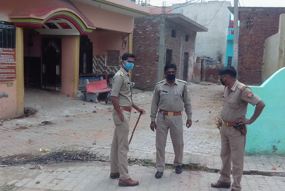 stone pellting in allipur villege due to old dispute , one person injured