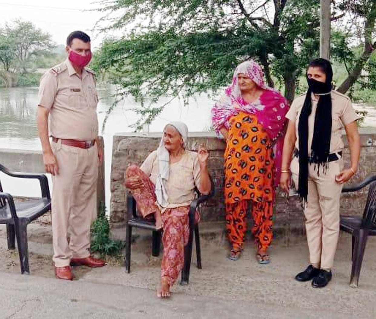 policemen saved the life of an elderly wpman by playing on her life