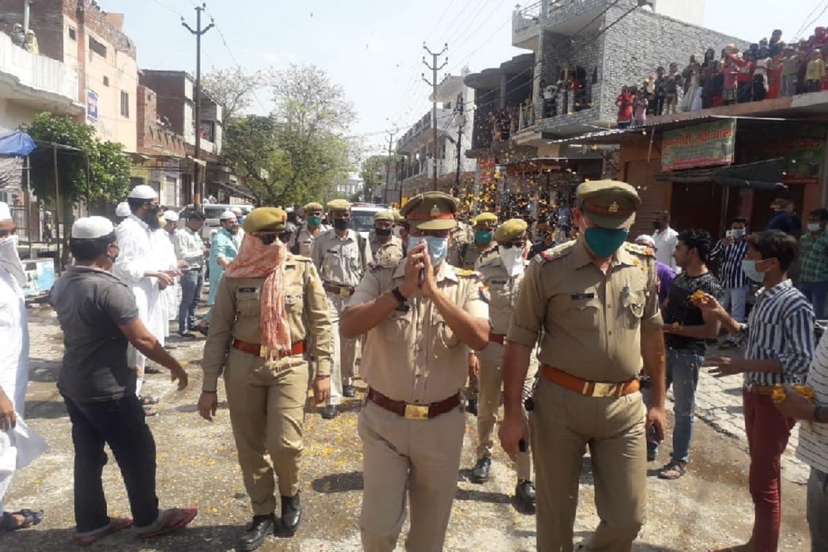 Lockdown, Muslim people welcomed police officers with flowers in Baghpat but attacked from stones on police team in Lucknow Aligarh
