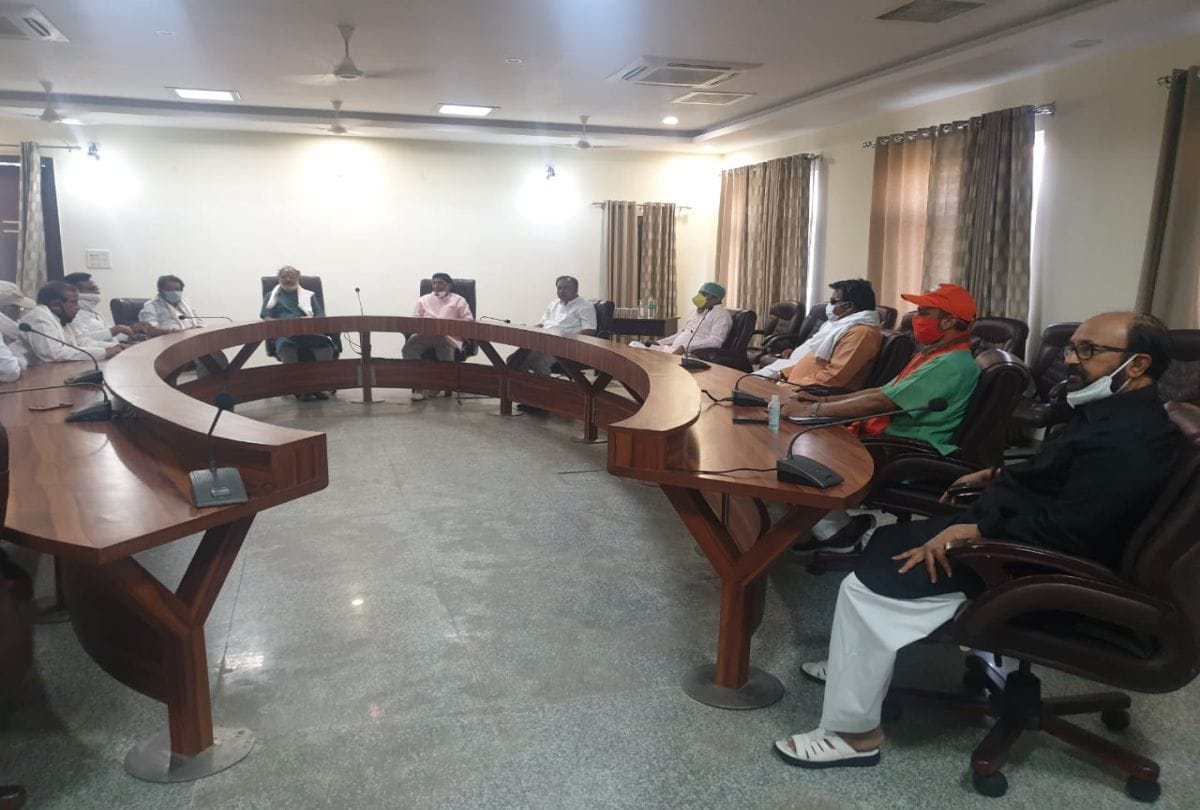 Agra Mp And Mla Ministers Raised Questions On Dm Functioning In Lockdown