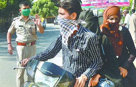 Scooty stopped on tripill riding, then the woman got entangled with the captain