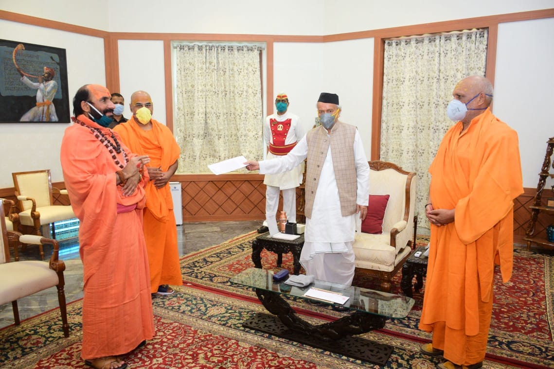 VHP leaders and Saints meet Maharashtra Governor Bhagat singh Koshyari to protest killing of saints in Palghar