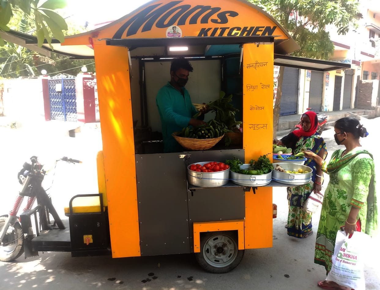 Selling vegetables and fruits by making e-rickshaws a shop