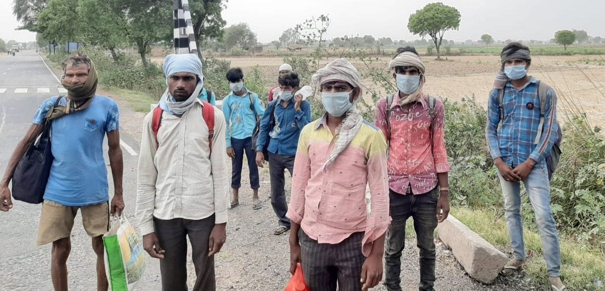 Hathras: Workers returning on foot even after several days of lockdown