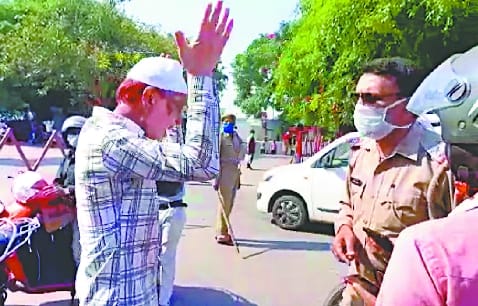 When the police caught the young man hit the helmet on his head
