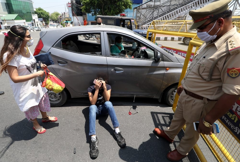 Lockdown in Lucknow UP (Uttar Pradesh) News in Hindi: girls made ruckus when police stopped their car..