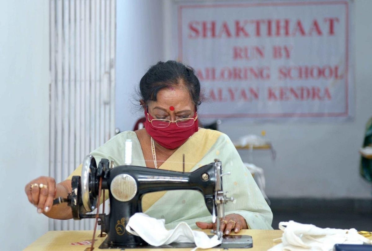 president ramnath kovind wife savita kovind sewing mask for distribute in shelter homes