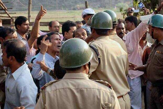 West Bengal: Policemen opened fire from the roof of SP office caused chaos in the area