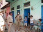 महिला के फांसी लगाने के बाद बच्चों से पूछताछ करते सीओ सिटी सुधीर कुमार ।