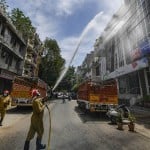 नई दिल्ली में निजामुद्दीन इलाके में लॉकडाउन के दौरान दवा का छिड़काव करता दमकल कर्मी।