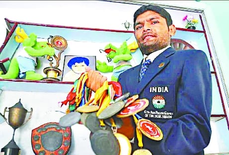 Keep heart so big .. Former international player paid one day's wages in corona fund