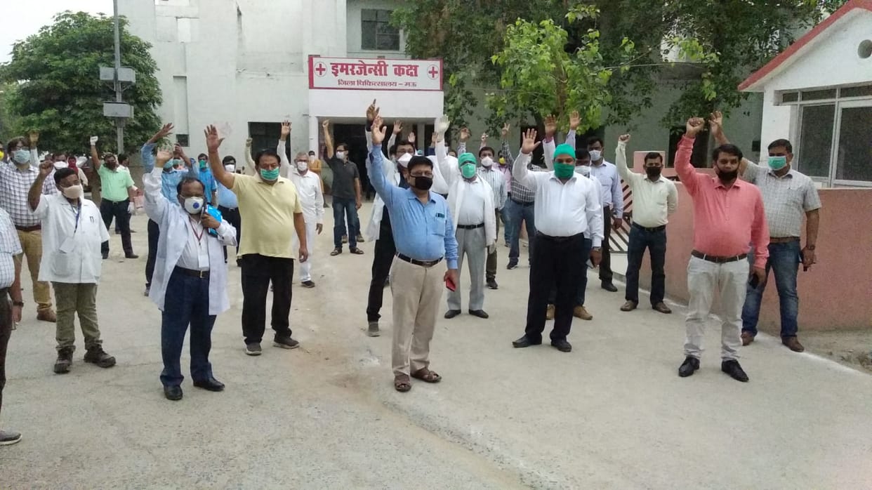 incharge of CHC accuses SDM  Sadar of indecency, mobilized doctors and health workers in Mau
