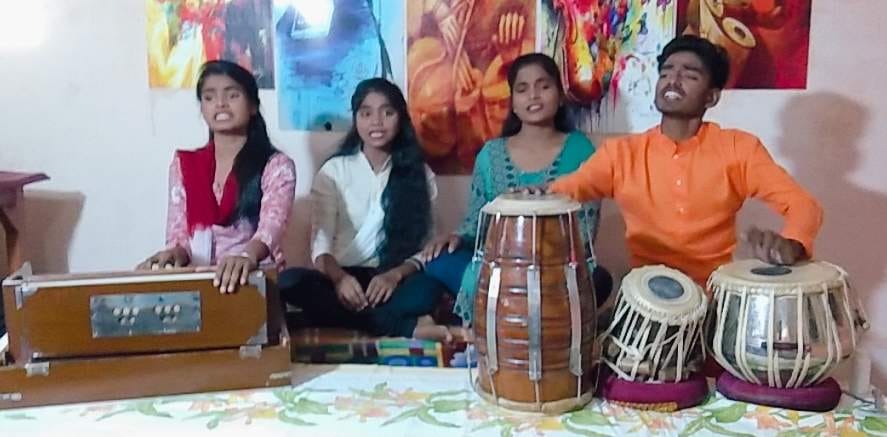 Azamgarh: Colors who consider art to be their life, reaching out to people through a new medium, teaching people living in homes to stress