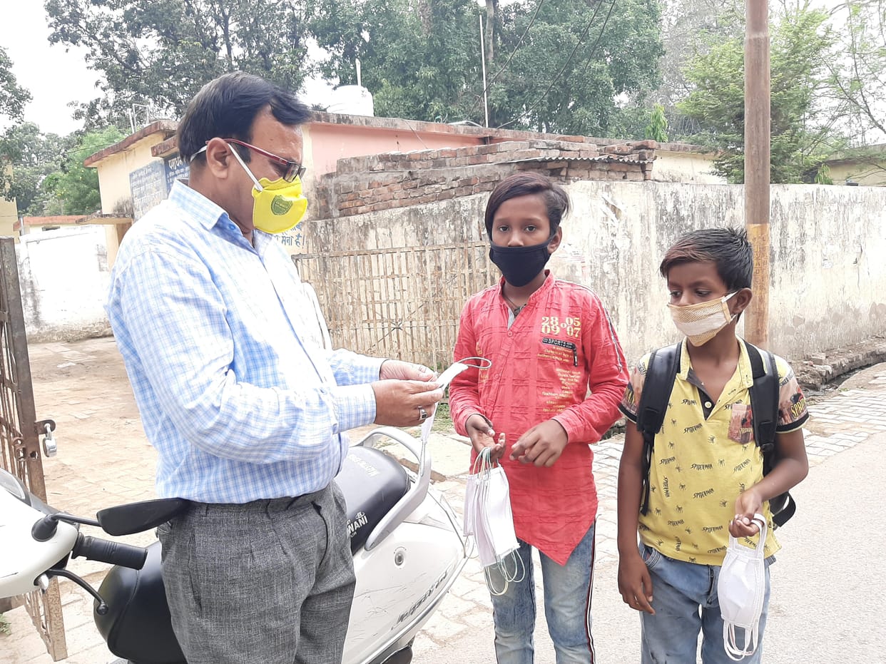 Children are wandering and selling masks to help the family financially