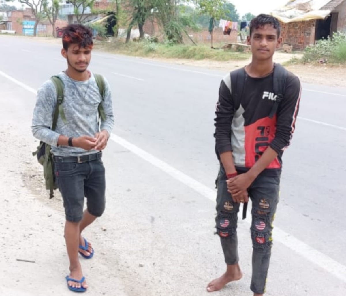 Two young men reached Jaunpur on foot from Hyderabad, Gorakhpur is destination