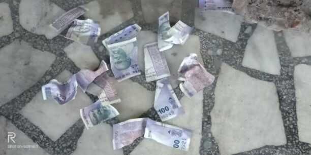 stet baink ke paas phate pade mile not, hadakamp