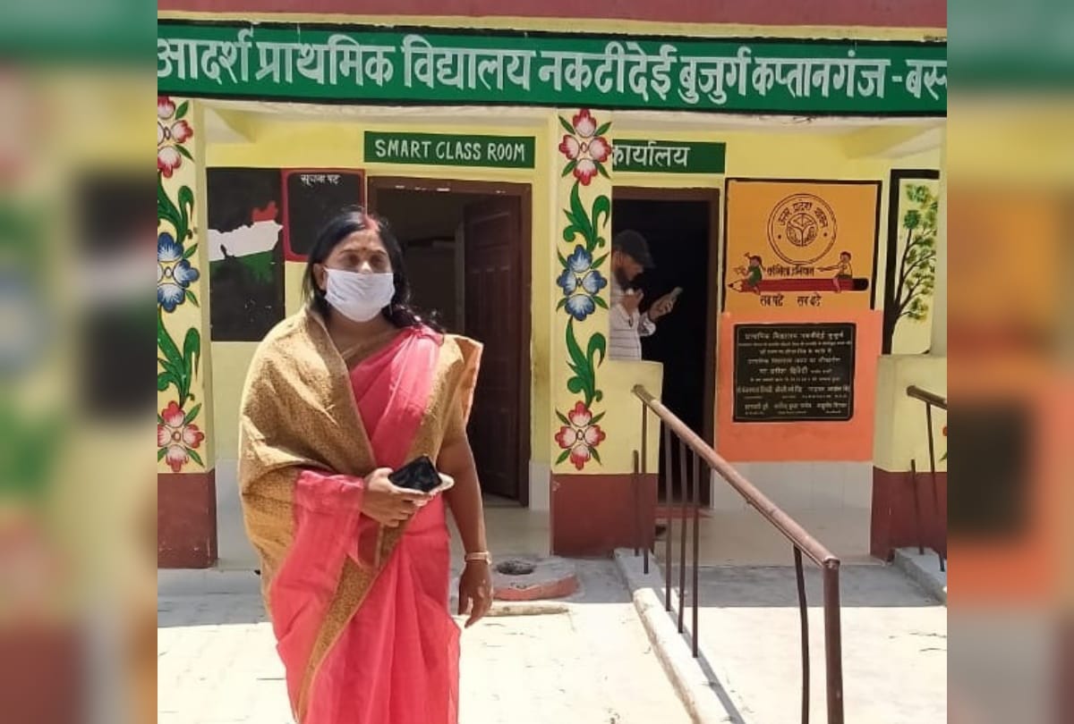 PM Modi talk to lady Panchayat representative in Panchayati Raj Day basti