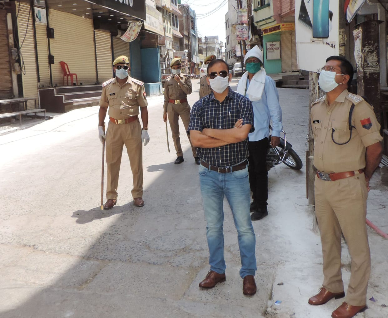 pulis kee sakhtee se gharon mein padhee jume kee namaaj