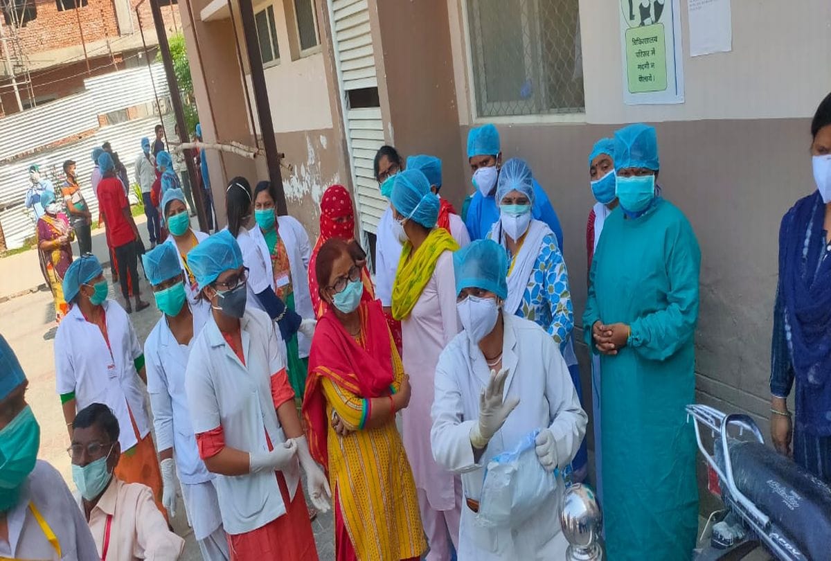 Hospital Staff Protest Demand Ppe Kit After Found Corona Positive Patient