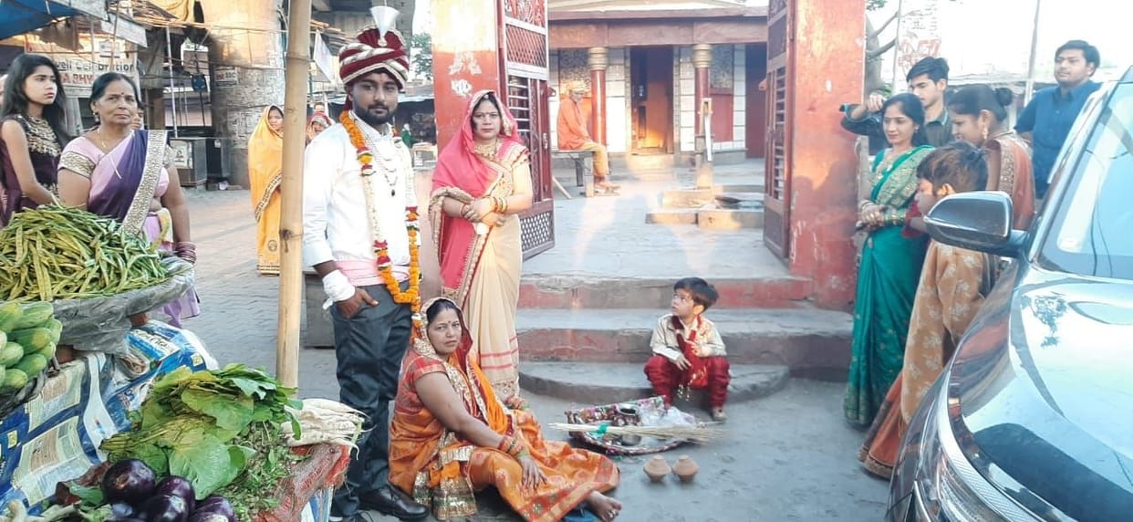 Hathras: Groom carrying selected Baratis in lockdown