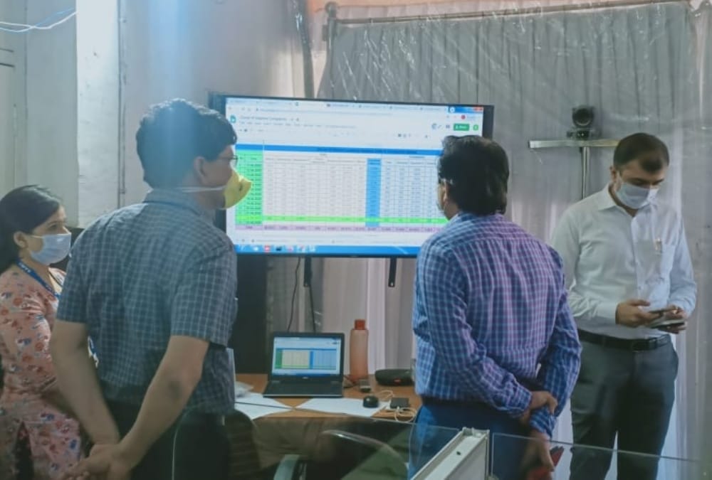 control room employees are performing their duties well during the lockdown In lucknow