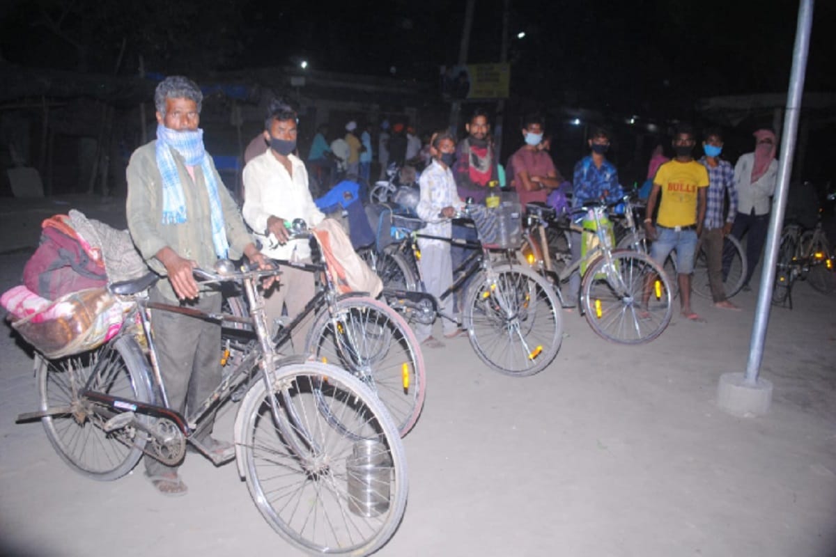 Lockdown, Some laborers are their homes from cycle near by Hastinapur during lockdown