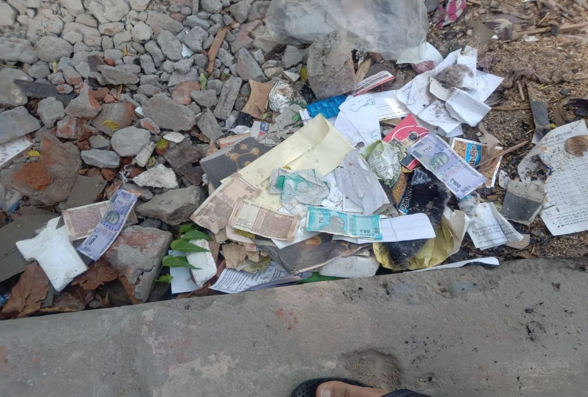 Corona Virus Money In Park Of Awas Vikas People Called Police