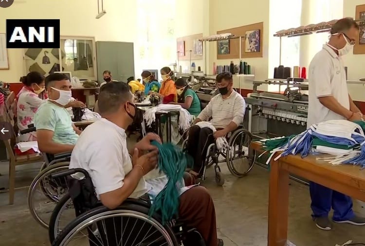 Coronavirus, Lockdown, Curfew, Paraplegic soldiers and their wives making masks
