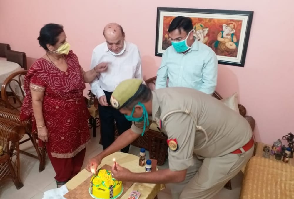 Couple celebrate 50th birth anniversary with Police in Lucknow.