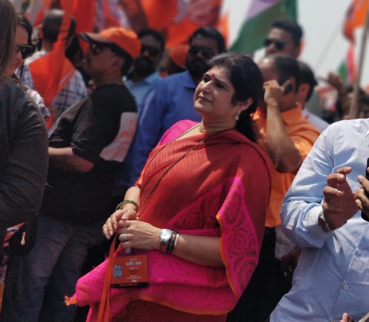 MNS leader shalini thackeray demanded to CM for Proper treatment of corona infected dead bodies