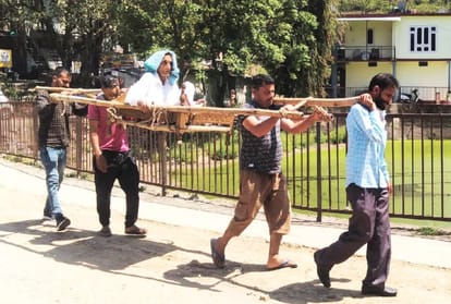 बुजुर्ग को पालकी में उठाकर ले जाते लोग