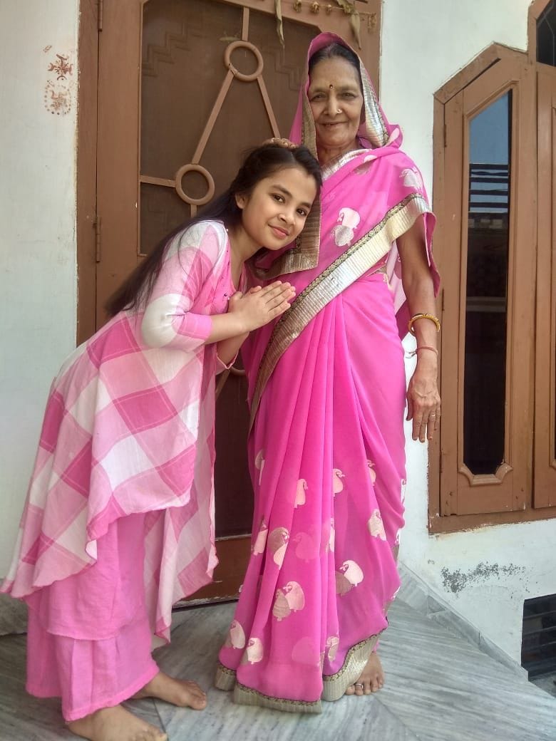 The message of a happy family with the blessings of the elderly