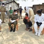 परिजनों से बात करते सीआरपीएफ के कमांडेट