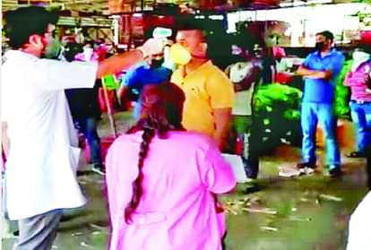 आजादपुर सब्जी मंडी में पहुंची डॉक्टर्स की टीम...