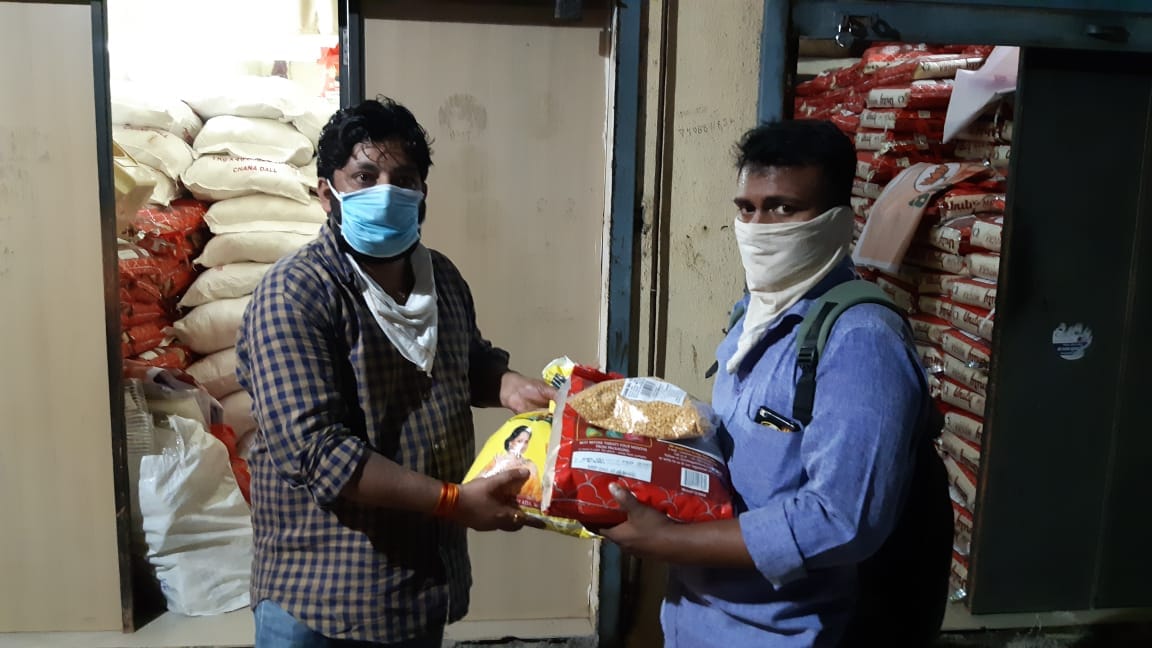 Shubhanshu Dixit of Varanasi helping people in Mumbai in lockdown, sending food grains to WhatsApp message and misscalls