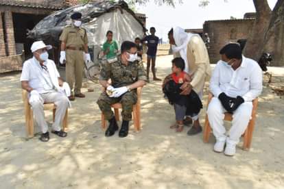 परिजनों से बात करते सीआरपीएफ के कमांडेट