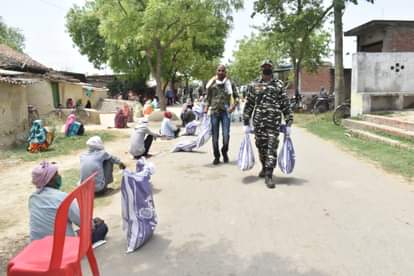 Martyrs Ramesh Yadav's village reached Tofapur, CRPF jawans, sprayed chemicals and gave ration to 175 people
