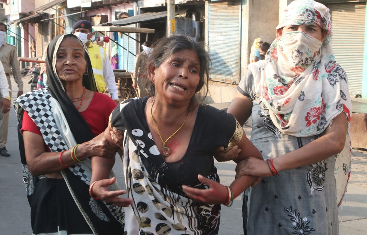Old man who came to the rescue in the fight, died and his body was jammed