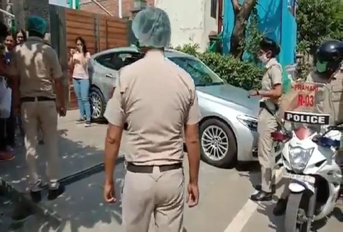 Amid lockdown gurugram man calls police for cake of son birthday cops reach with cake singing birthday song