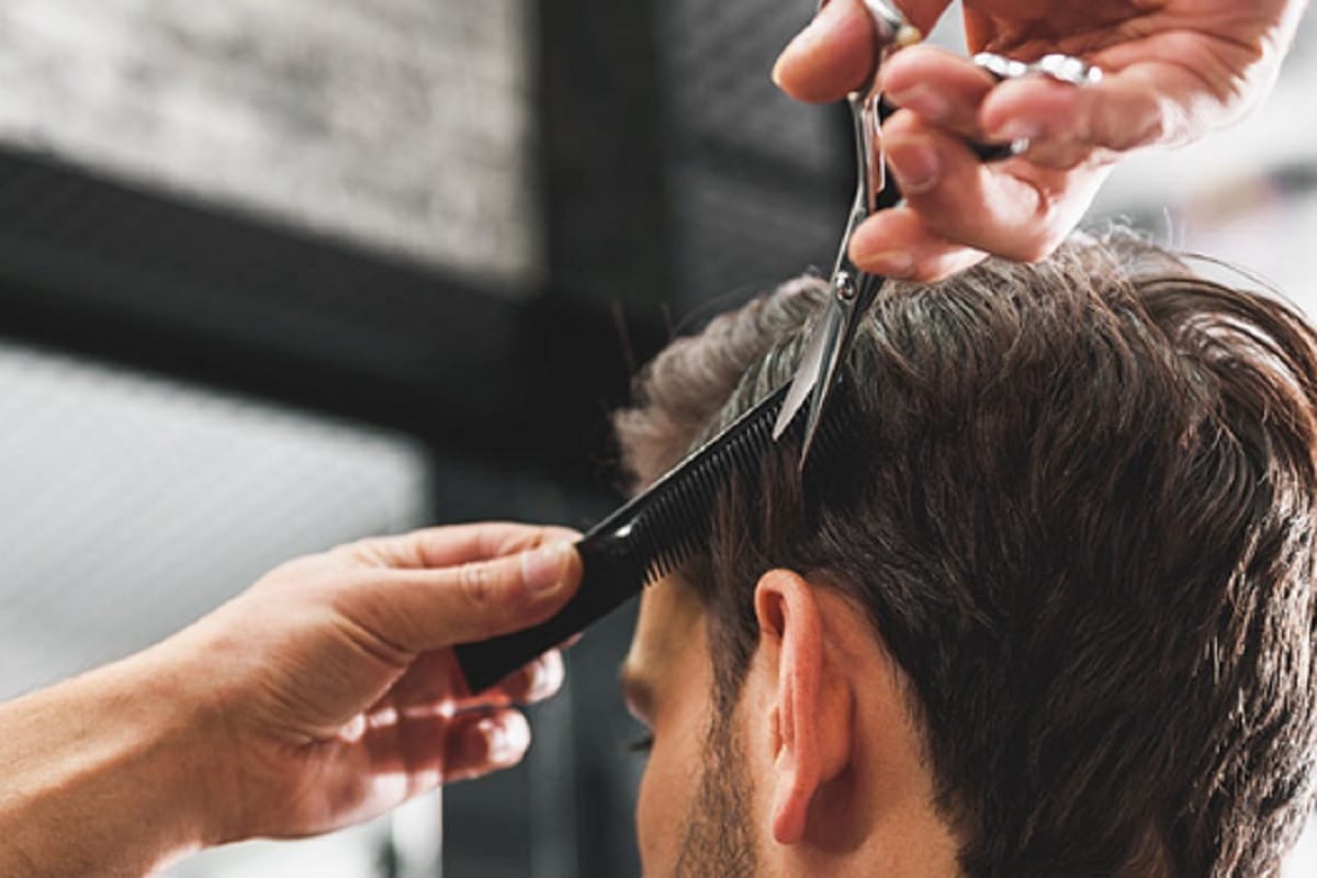 barber does shaving cutting with same cloth from which six people become coronavirus positive