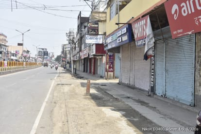 Shopkeeper out on market for opening shop after Government allows in gorakhpur