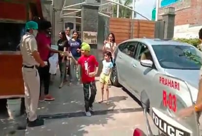 गुरुग्राम पुलिस ने लॉकडाउन के दौरान बच्चे को पहुंचाया जन्मदिन पर केक