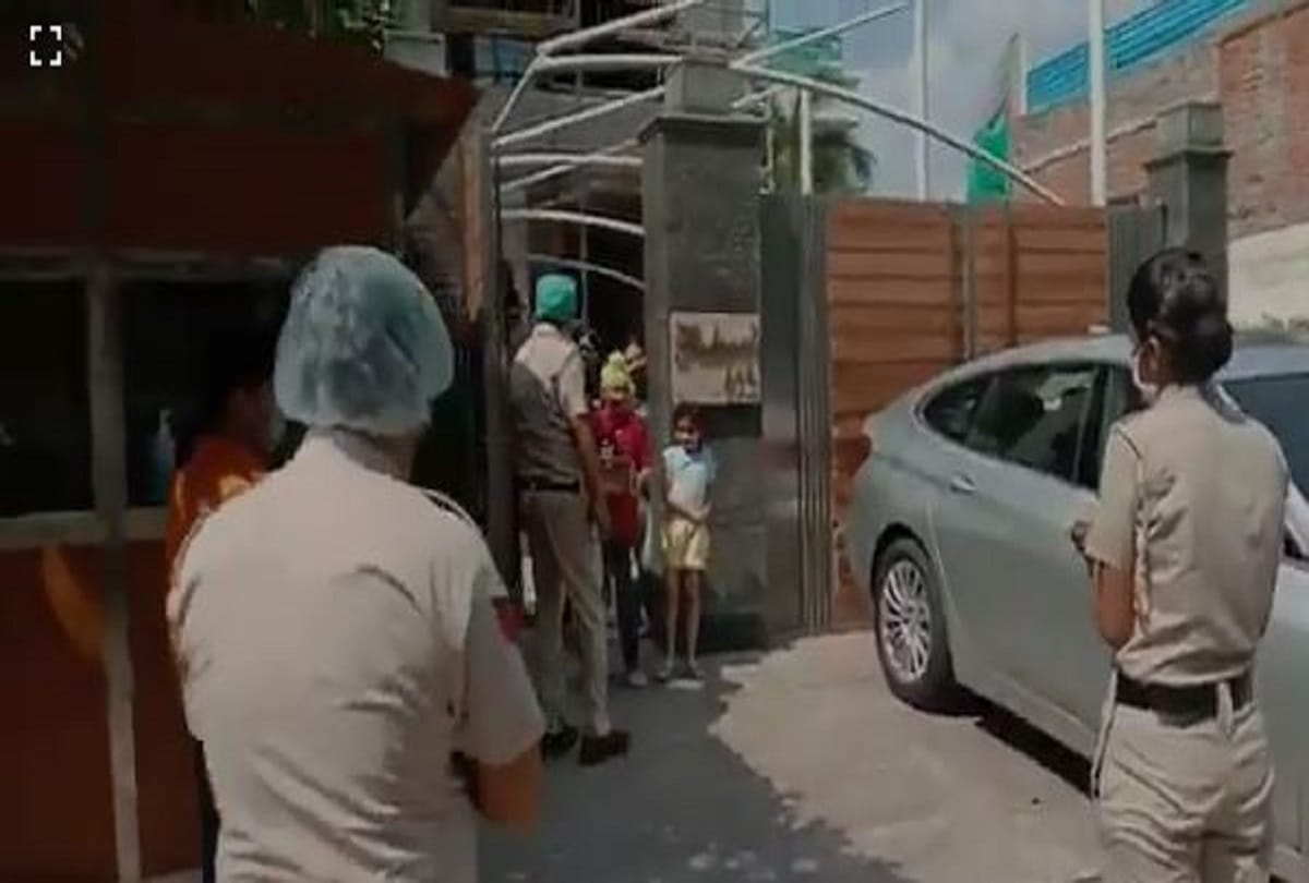 Amid lockdown gurugram man calls police for cake of son birthday cops reach with cake singing birthday song