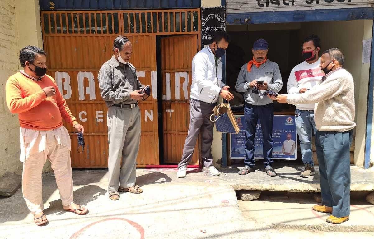 Cheap masks and masks distributed to vendors