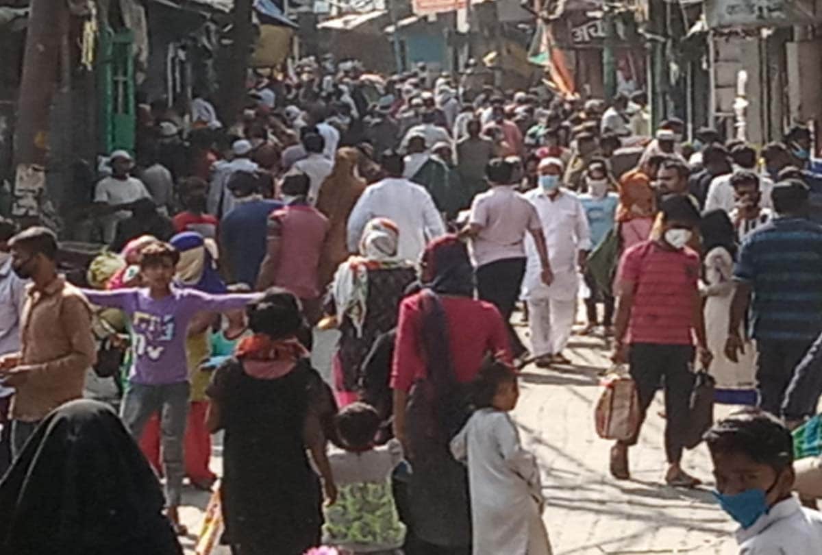 Meerut Police removes vehicles air standing in the market on violation of Lockdown