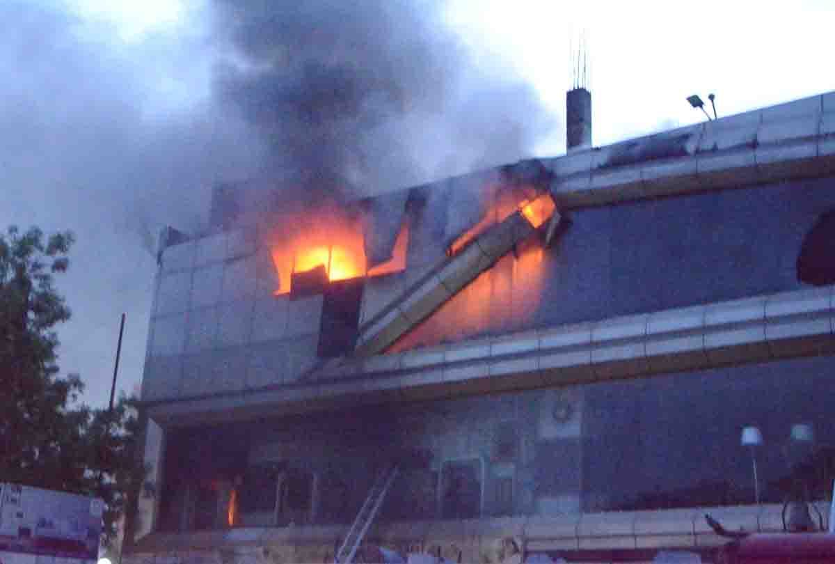 Fierce fire in a complex at Tatmil intersection in Kanpur