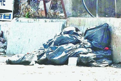 Coronavirus Update: food wasted outside the quarantine center in agra