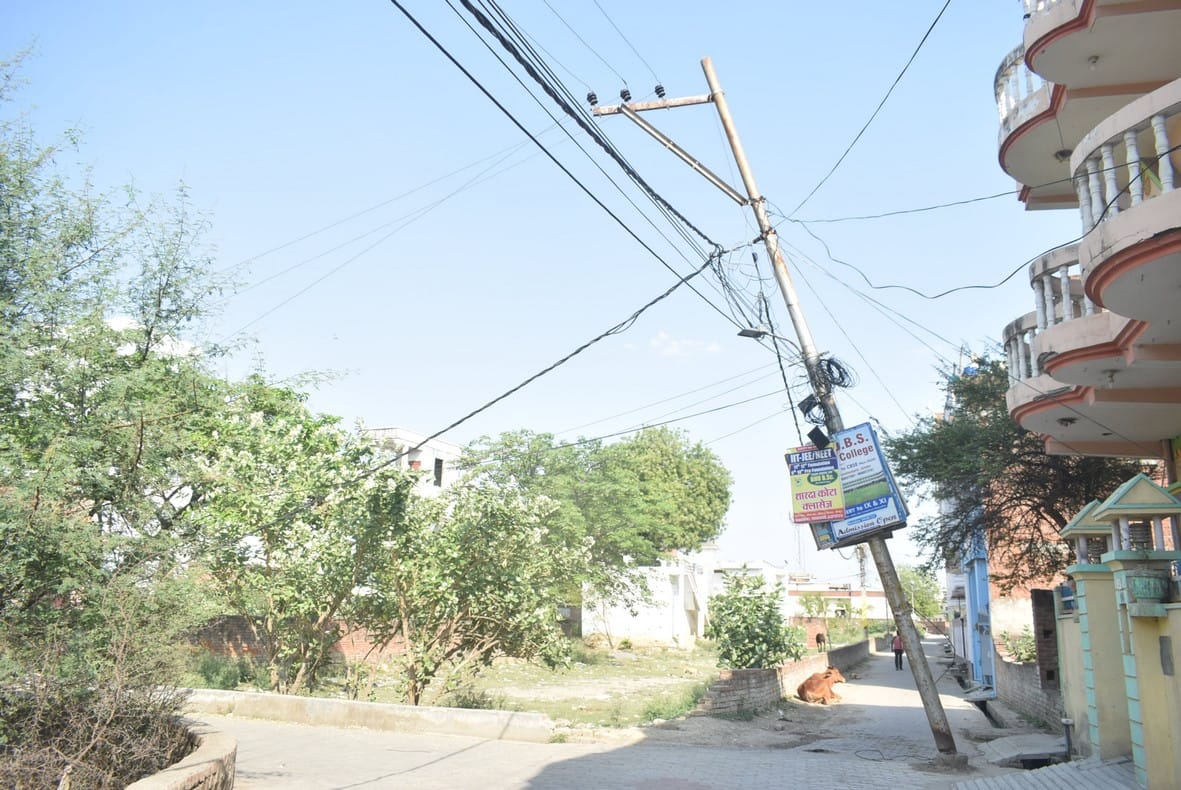 Wire and pole broken in storm, power supply stalled in many neighborhoods