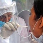 नमूना लेते स्वास्थ्यकर्मी