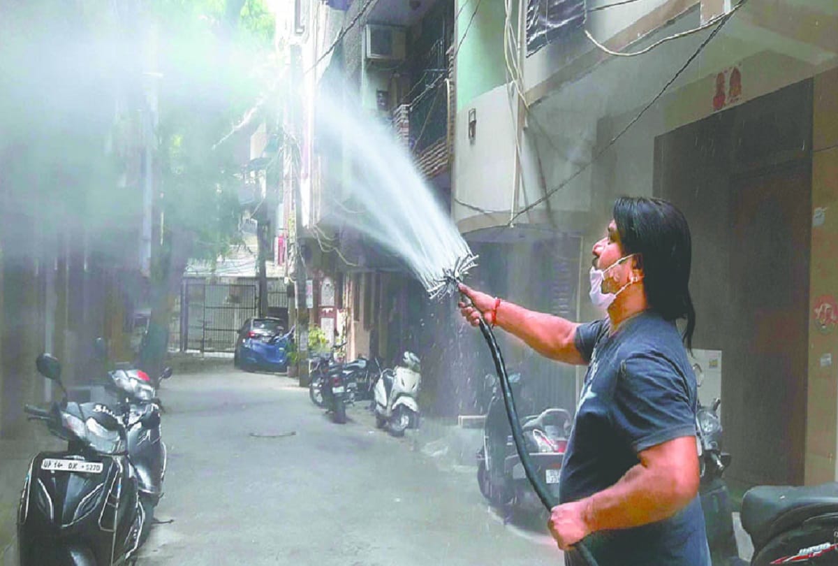 People moving out of night shelters in Delhi during lockdown